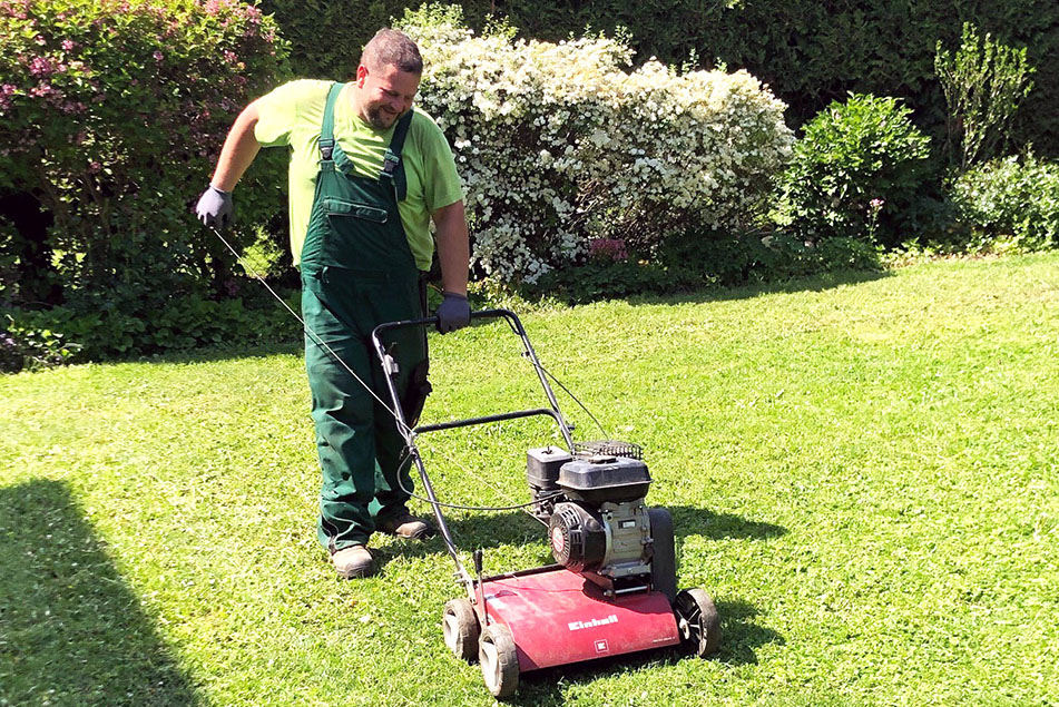 Gartenpflege-wien Gärtner arbeitet in wien