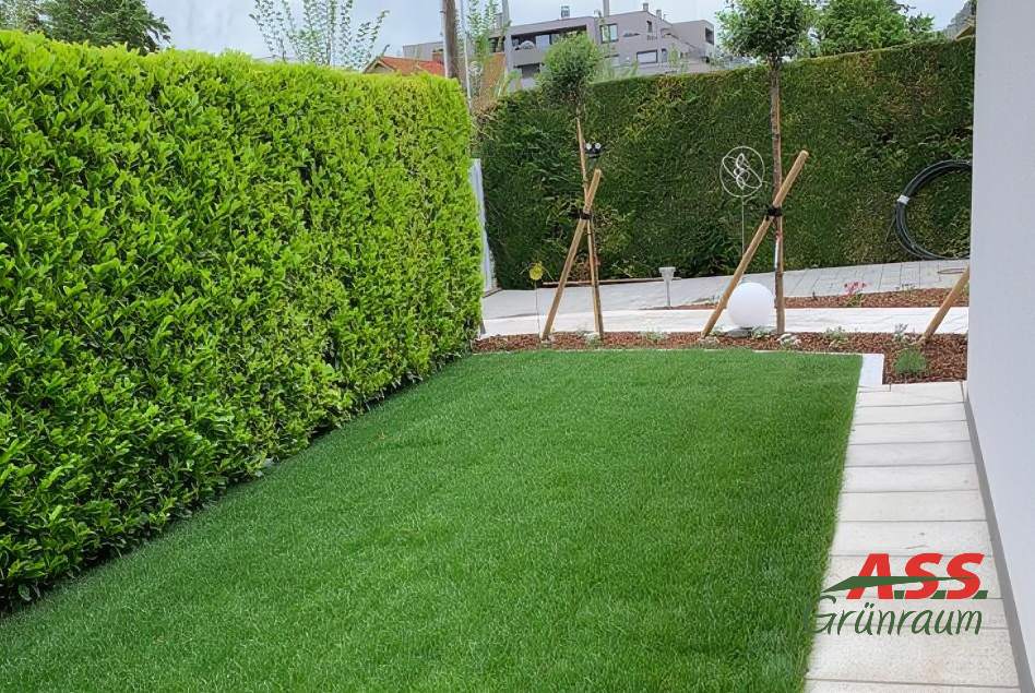 Gartengestaltung-Rollrasen-Beet-anlegen-Baum-pflanzen