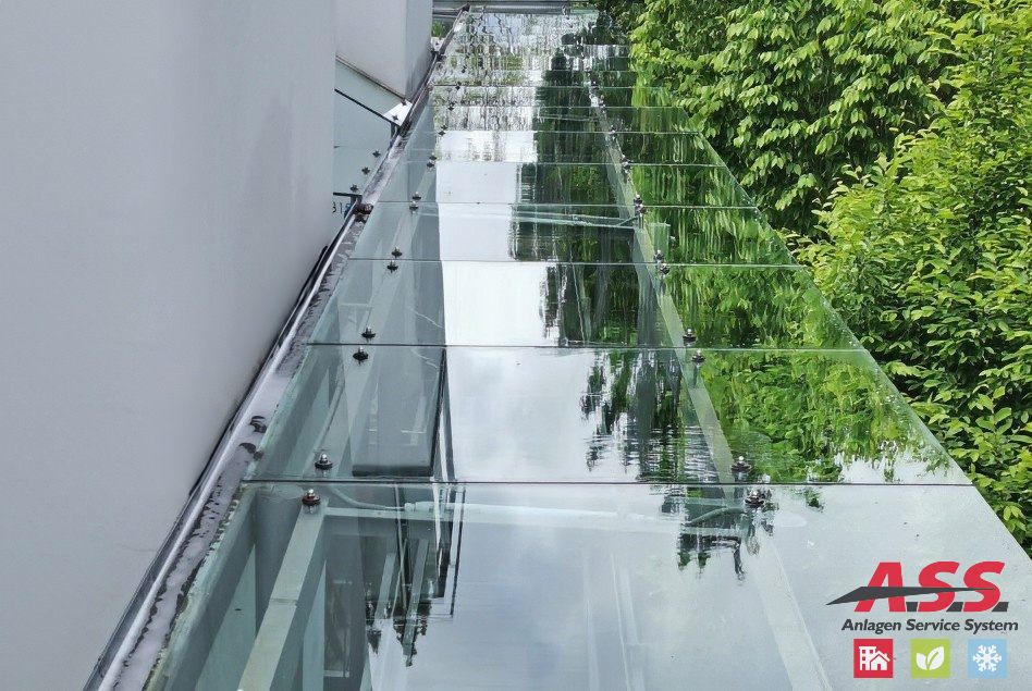 Glasflächen gereinigt Vordach