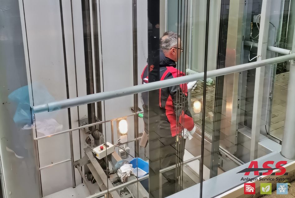 Aufzugskabine und Glasliftschacht reinigen