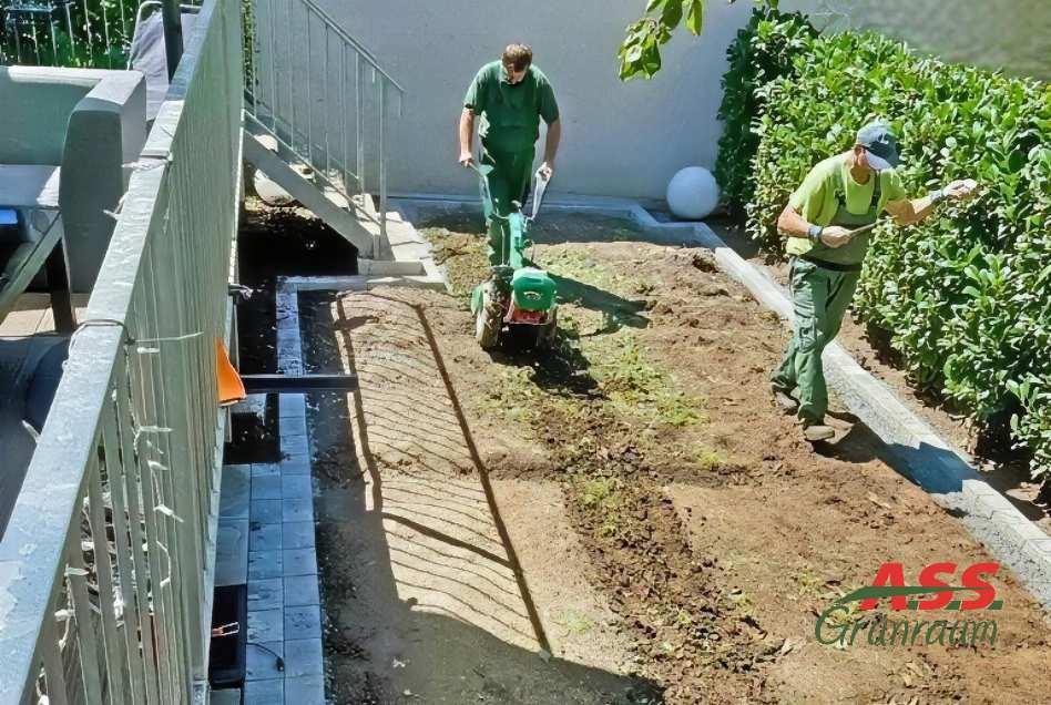 Rasenkante-aus-Granit-Rollrasen Bodenvorbereitung-Rollrasen-Verlegung-wien