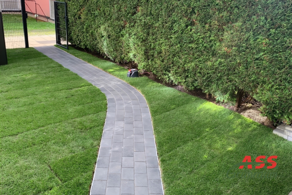 Rollrasen-verlegt-Niederoesterreich (1) Rollrasen-Heckenschnitt-Niederösterreich