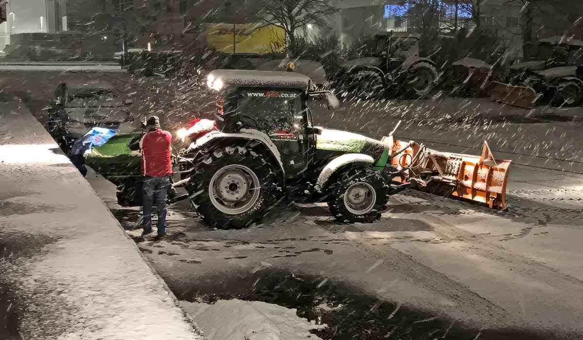 Grosstraktor-Winterdienst