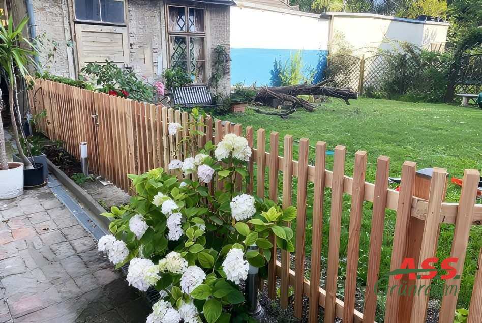 Holzzaun Lärche naturnaher Garten Holz Zaun Gartengestaltung