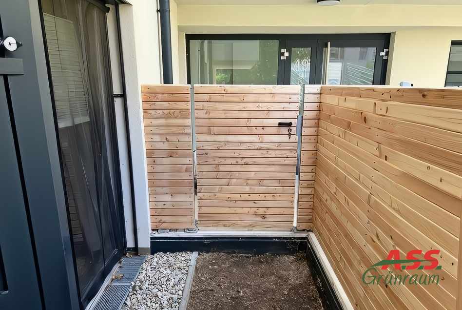 Gartentür-Gartenzaun-Holz-verschalt Holz Sichtschutz Gartenzaun