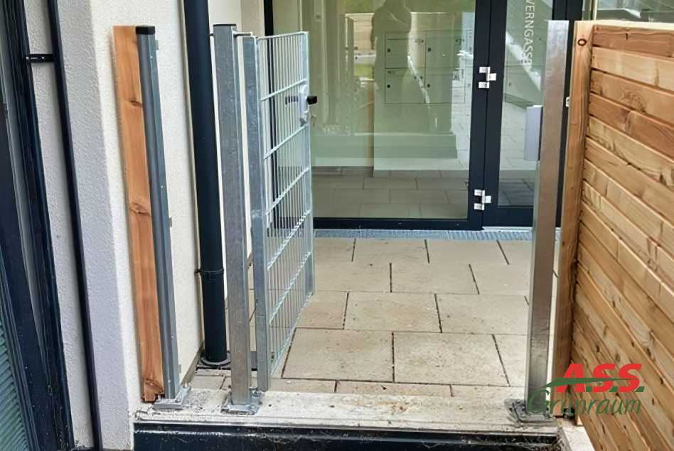 Gartenzaun-Gartentüre-vor-Verschalung