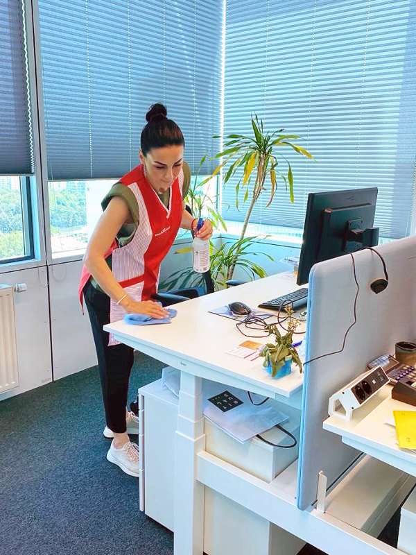 Reinigungsdame_Buero_Reinigung_Wien_A.S.S (1)