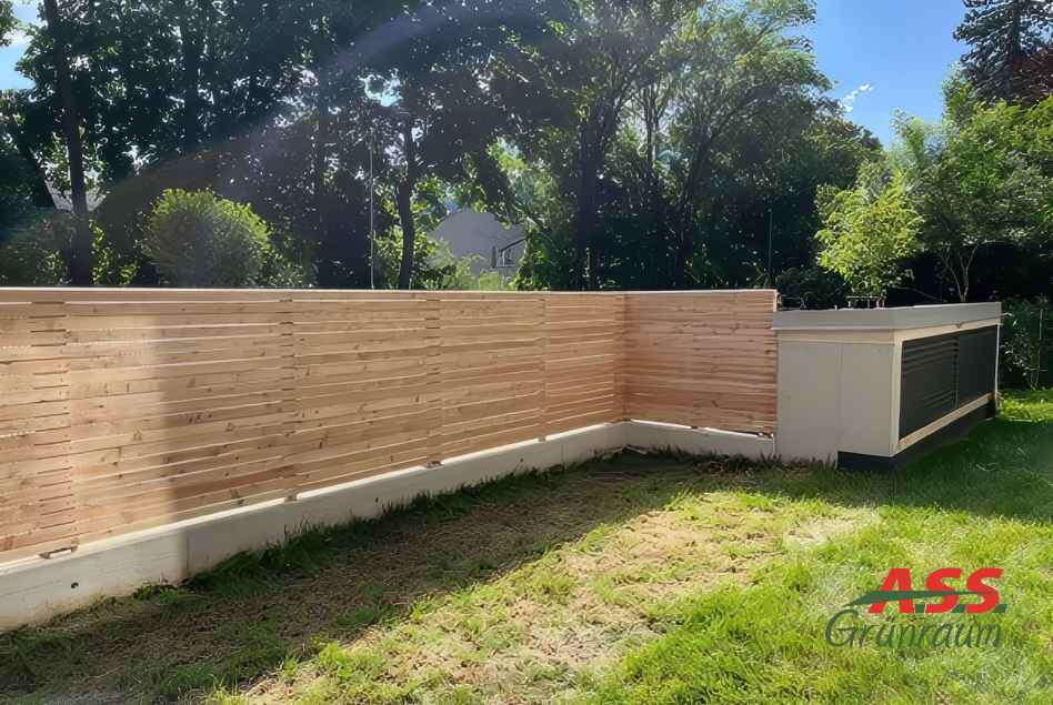 Sichtschutz-Zaun-zur-Strasse