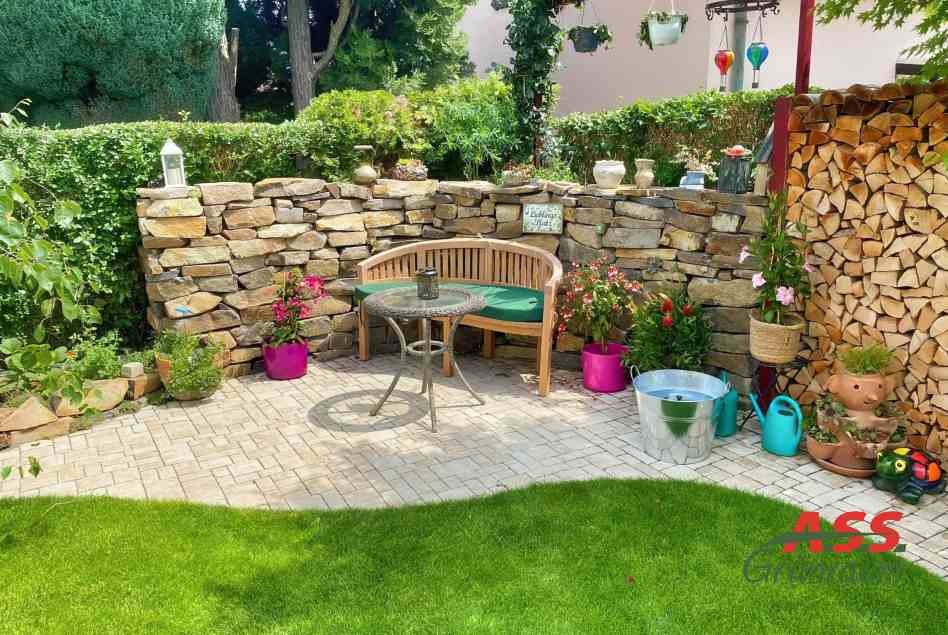 Gartengestaltung-mit-Natursteinmauer-Gartenterrasse
