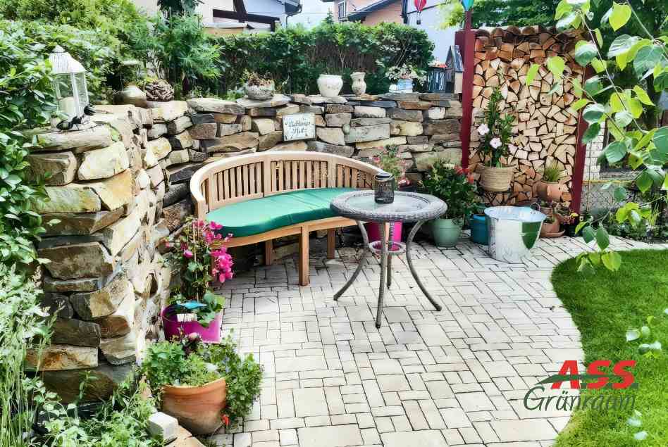 Terrassenbau mit Pflastersteinen