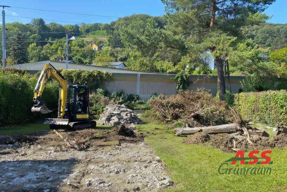 Gartenrodung-mit-Bagger Erdarbeiten-Abbrucharbeiten-Gärtnermeister