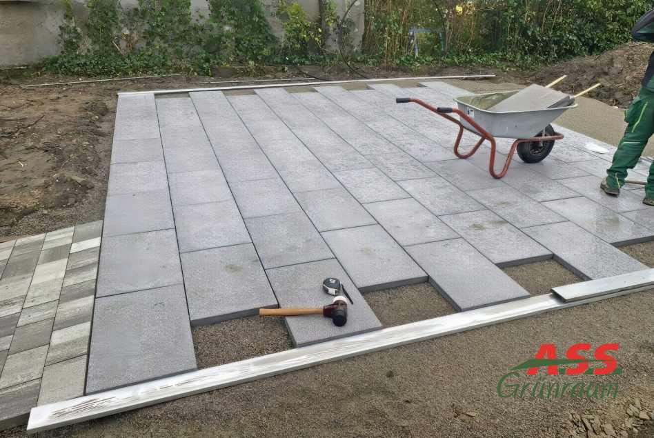 Gartenterrasse-verlegen-Steinbelag