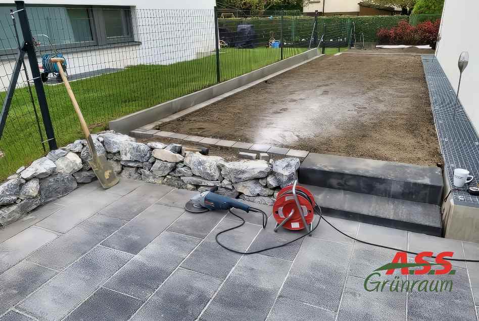 Steinterrasse Neugestaltung Gärtnermeister